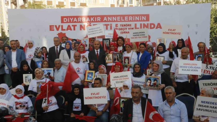 Aile ve Sosyal Politikalar ile İçişleri Bakan Yardımcıları Diyarbakır anneleriyle bir araya geldi