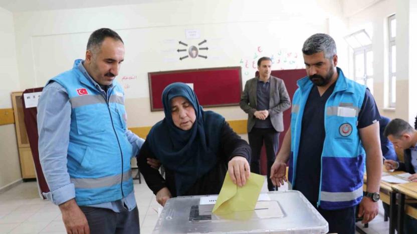 Ambulansla taşınan hastalar sandık başına gitti