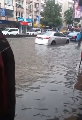 Ankarayi sel aldi Araclar suya gomuldu - Marmara Bölge: Balıkesir Son Dakika Haberleri ile Hava Durumu