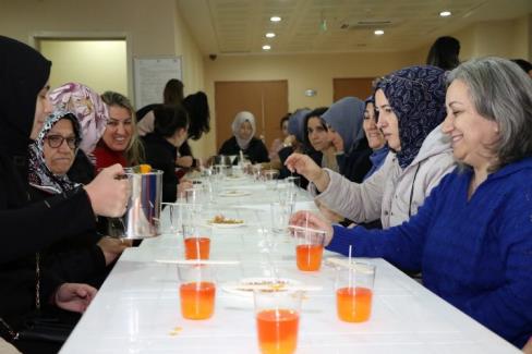 Anne Şehir'den kokulu mum yapımı