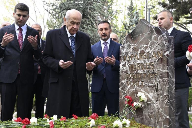 BAHÇELİ, ALPARSLAN TÜRKEŞ’İN KABRİNİ ZİYARET ETTİ