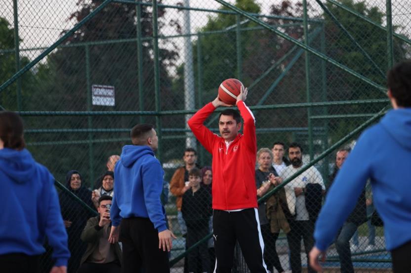 BAKAN KURUM GENÇLERLE BASKET OYNADI