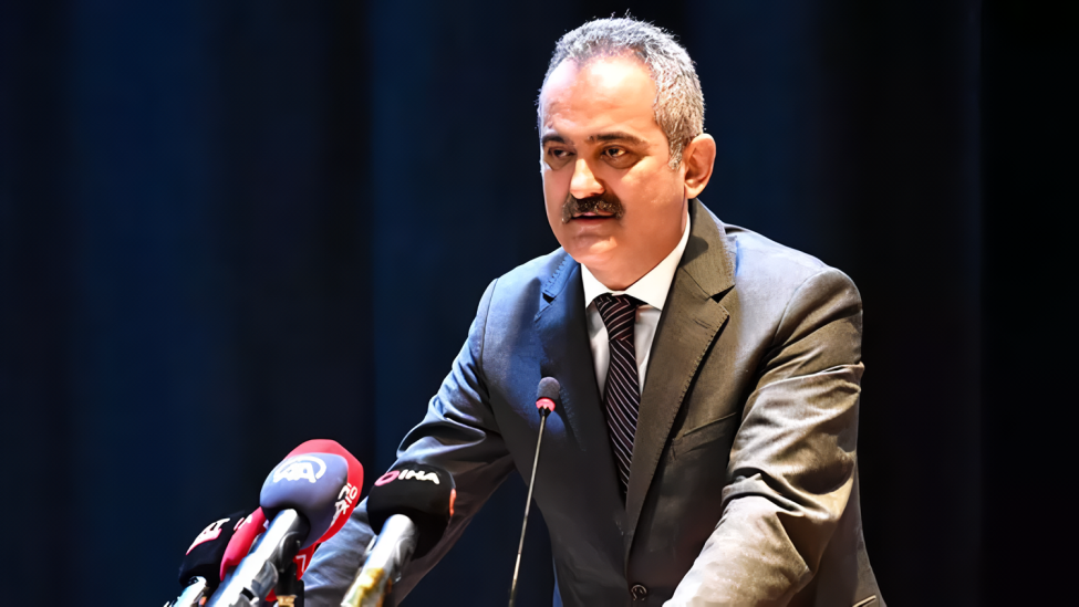 BAKAN ÖZER: “DEPREM BÖLGESİNDE EĞİTİM VERİLMEYEN HİÇBİR İLÇE KALMADI”