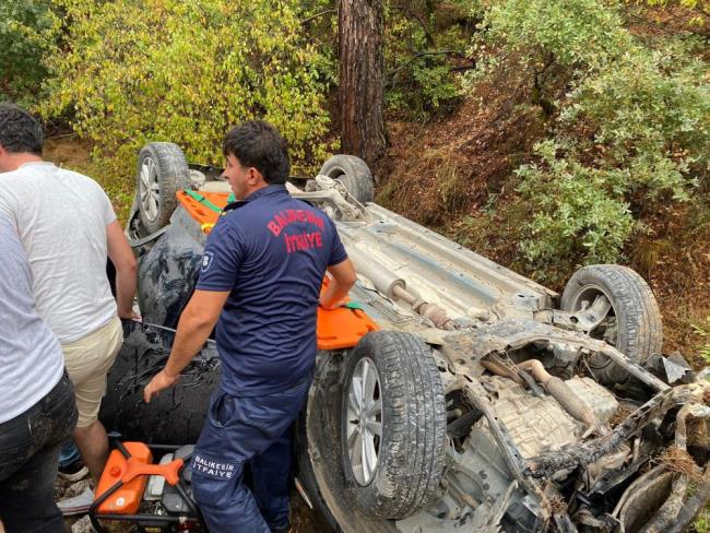 BALIKESİR'DE UÇURUMA UÇAN ARAÇTA 5 YARALI  