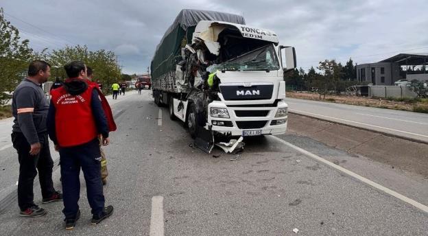 BANDIRMA-ÇANAKKALE KARAYOLUNDA 2 TIR KAZA YAPTI