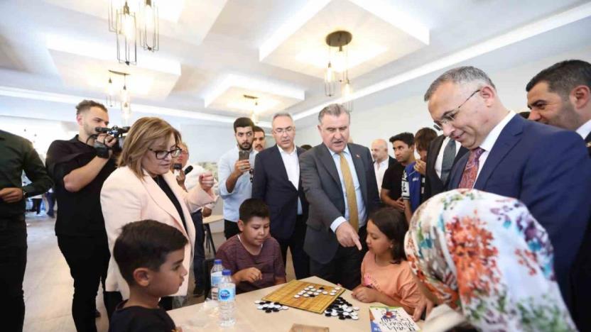 Bakan Bak, depremzede çocuklarla basketbol oynadı