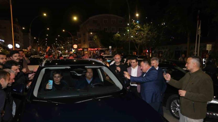 Bakan Çavuşoğlu, kendi kullandığı Togg ile Kepez’e geldi