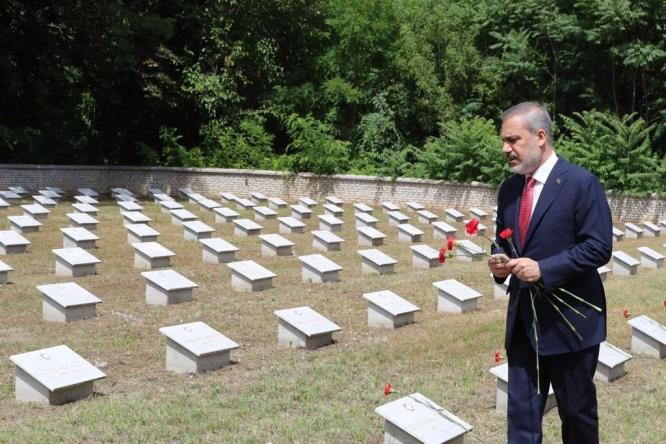 Bakan Fidan, Galiçya Cephesi Türk Şehitliği’ni ziyaret etti