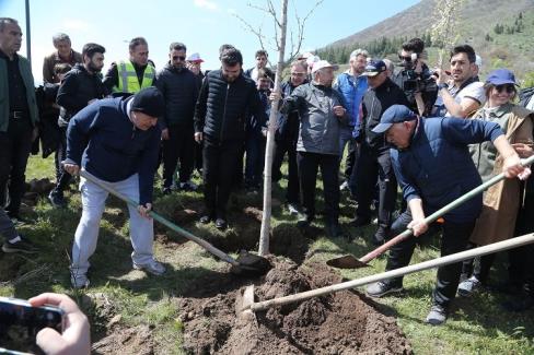 Bakan Hulusi Akar’dan doğa yürüyüşü