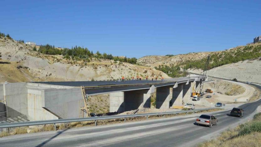 Bakan Uraloğlu Besni Viyadüğü’nde incelemelerde bulundu