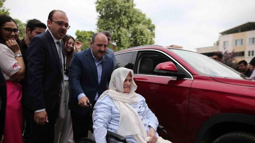 Bakan Varank, yürüme zorluğu çeken 70 yaşındaki kadını Togg ile sandığa getirdi