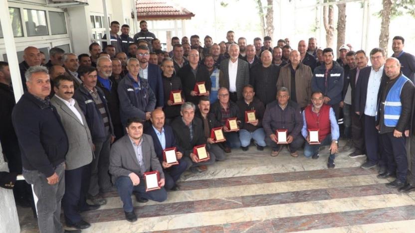 Başkan Başdeğirmen, emekliye ayrılan personellere plaket verdi