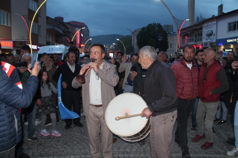 Bayburt’ta davul zurnalı seçim kutlaması erken saatlerde başladı