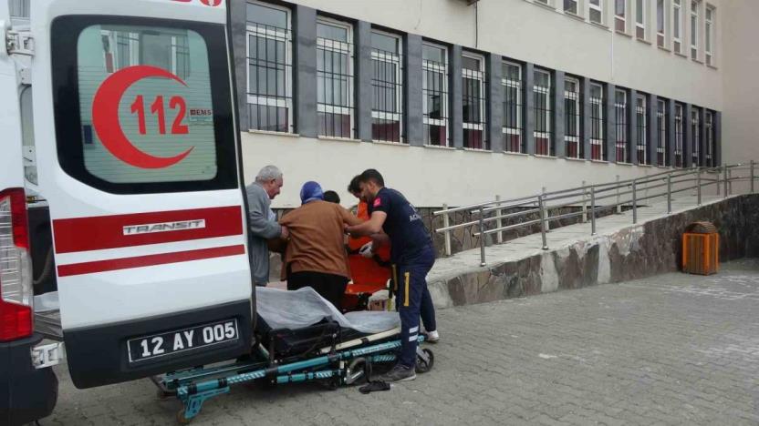 Bingöl’de yaşlı ve hastalar ambulansla sandığa götürülüyor