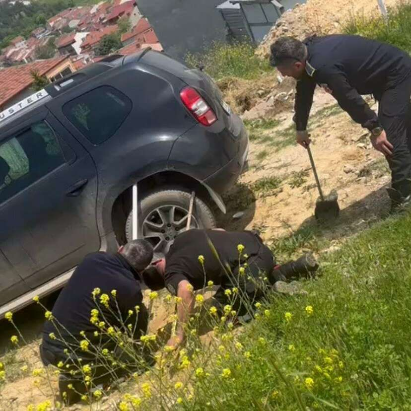 Bozuyukte arac tekerlegini saran yilani itfaiye ekipleri cikardi - Marmara Bölge: Balıkesir Son Dakika Haberleri ile Hava Durumu