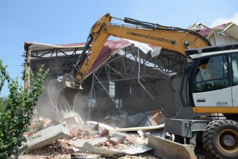 Bursa Osmangazi'de meyve bahçesindeki kaçak işyeri yıkıldı