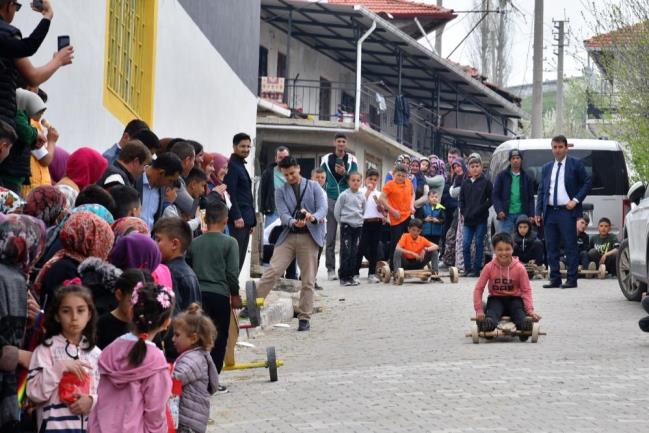 ÇOCUKLAR TAHTA ARABALARLA  KIYASIYA YARIŞTI!