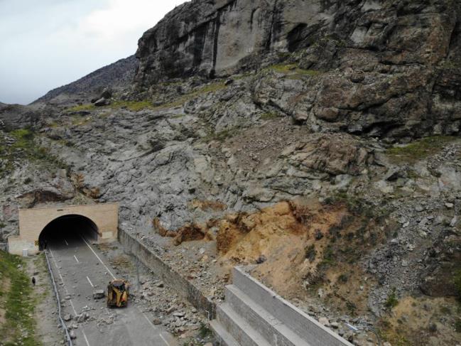 DEV KAYALAR KARAYOLUNU ULAŞIMA KAPATTI!