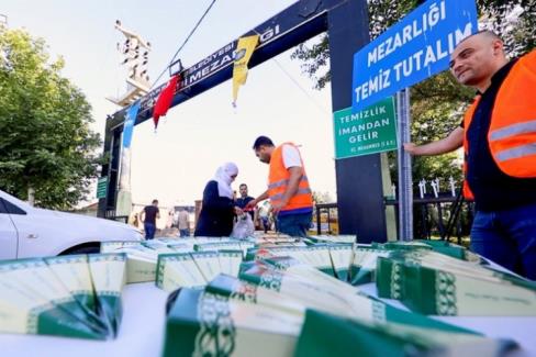 Diyarbakır’da kabir ziyareti yapanlara lokum ikramı