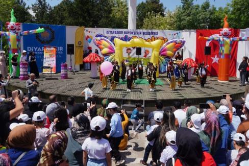 Diyarbakır'da minikler 'Bahar Şenliği'nde buluştular