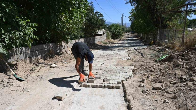 Doğalgaz nedeniyle bozulan yollarda kilit parke taşı tamirat çalışması yapılıyor