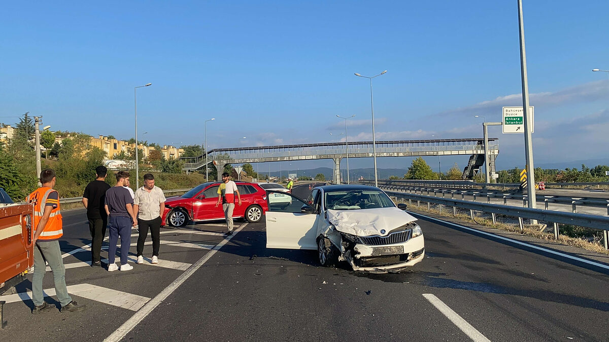 Duzcede trafik kazasi Hava yastiklari kurtardi - Marmara Bölge: Balıkesir Son Dakika Haberleri ile Hava Durumu