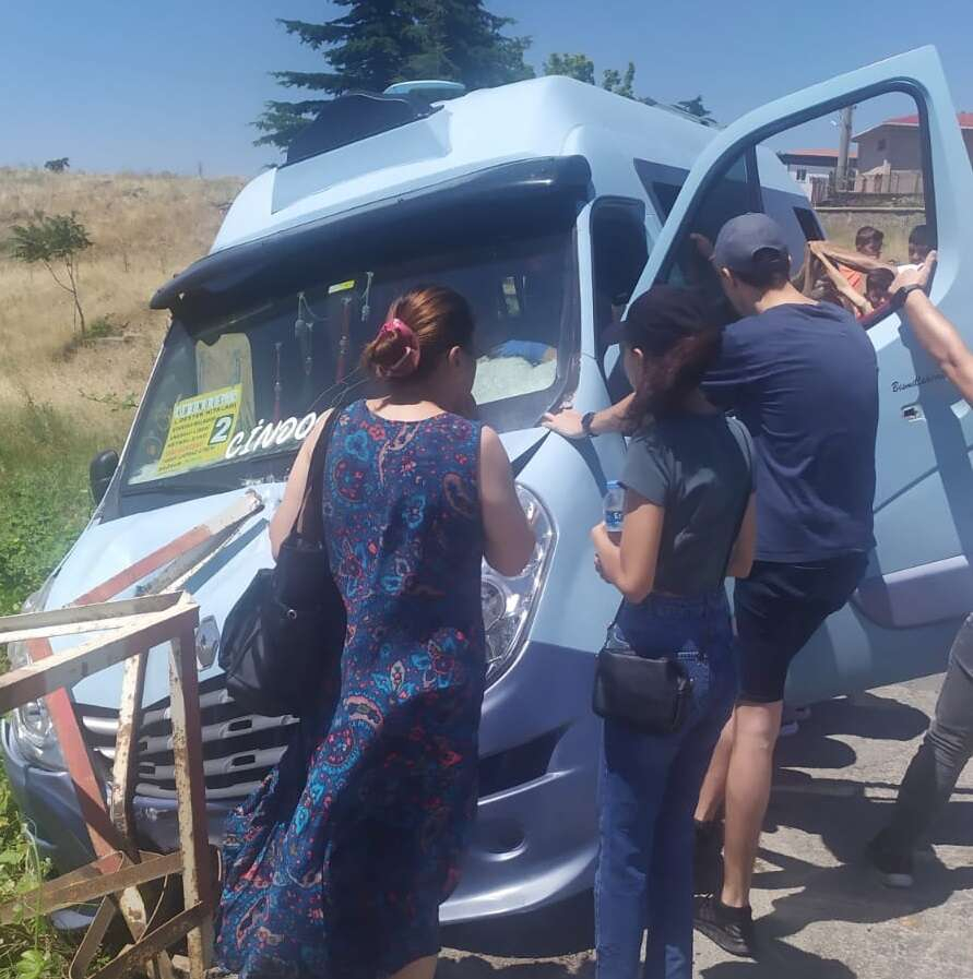 Edirne Kesanda yolcu minibusu dereye ucmaktan kurtuldu - Marmara Bölge: Balıkesir Son Dakika Haberleri ile Hava Durumu