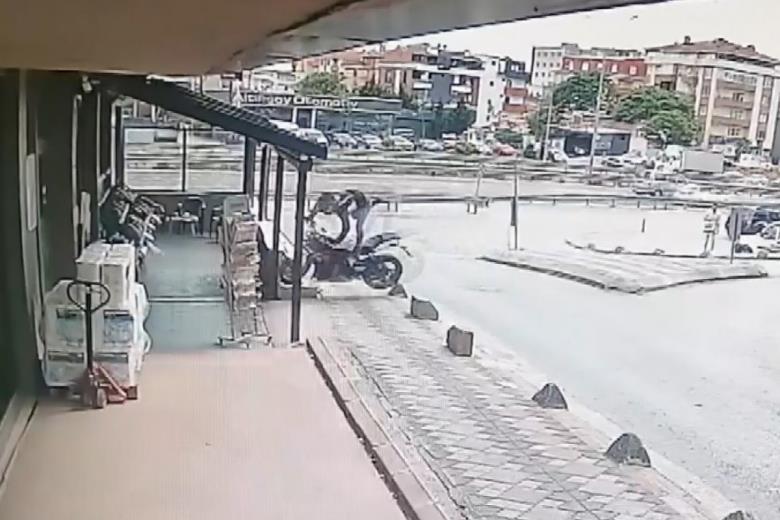 GEBZE’DE MOTOSİKLET ALIŞVERİŞ MERKEZİNE DALDI