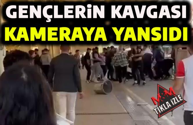 GENÇLERİN KAVGASI KAMERAYA YANSIDI