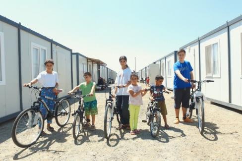 Gaziantep’te depremzede çocuklara bisiklet