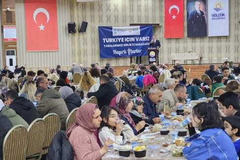 Gölcük’te Başkan Sezer afetzedelerle iftarda buluştu