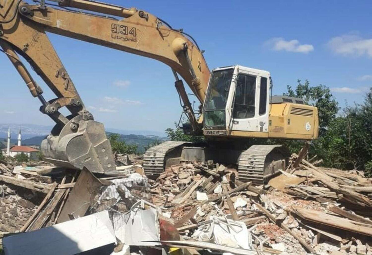 Golcukte riskli yapilar birer birer yikiliyor - Marmara Bölge: Balıkesir Son Dakika Haberleri ile Hava Durumu