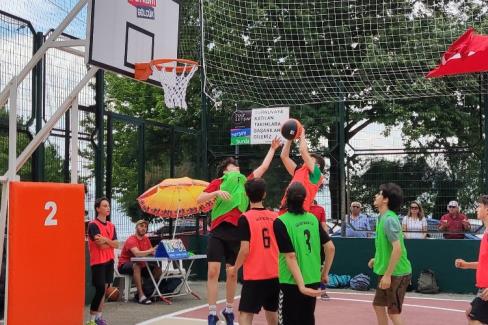 Gölcük’te sıra sokak basketbolunda