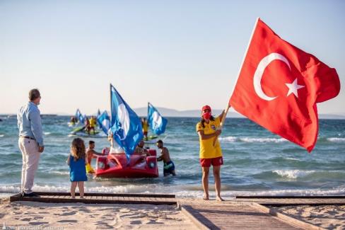 Halk plajlarında mavi bayrak dalgalanıyor