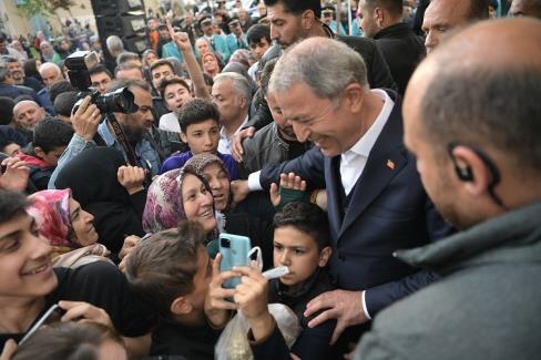 Hulusi Akar’a piknikte vatandaştan ilgi