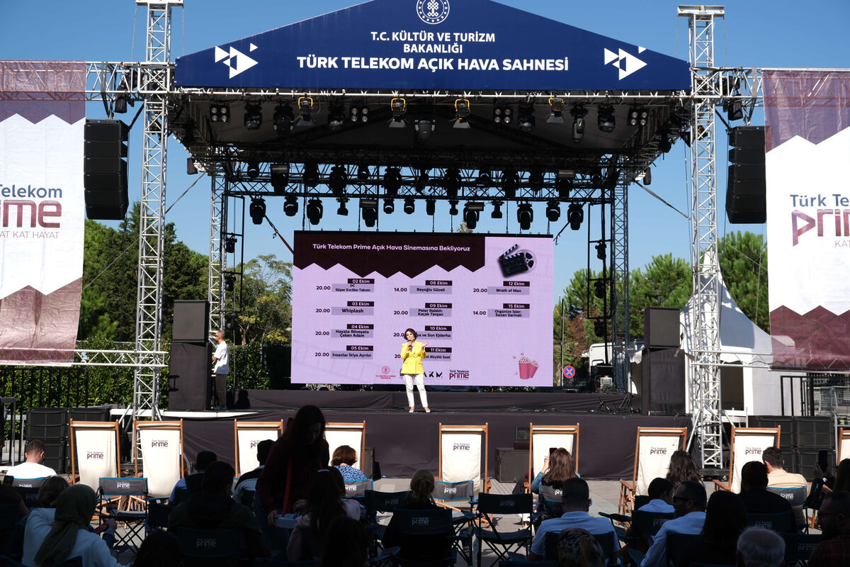 Hulya Kocyigit Beyoglu Kultur Festivalinde sevenleriyle bulustu - Marmara Bölge: Balıkesir Son Dakika Haberleri ile Hava Durumu