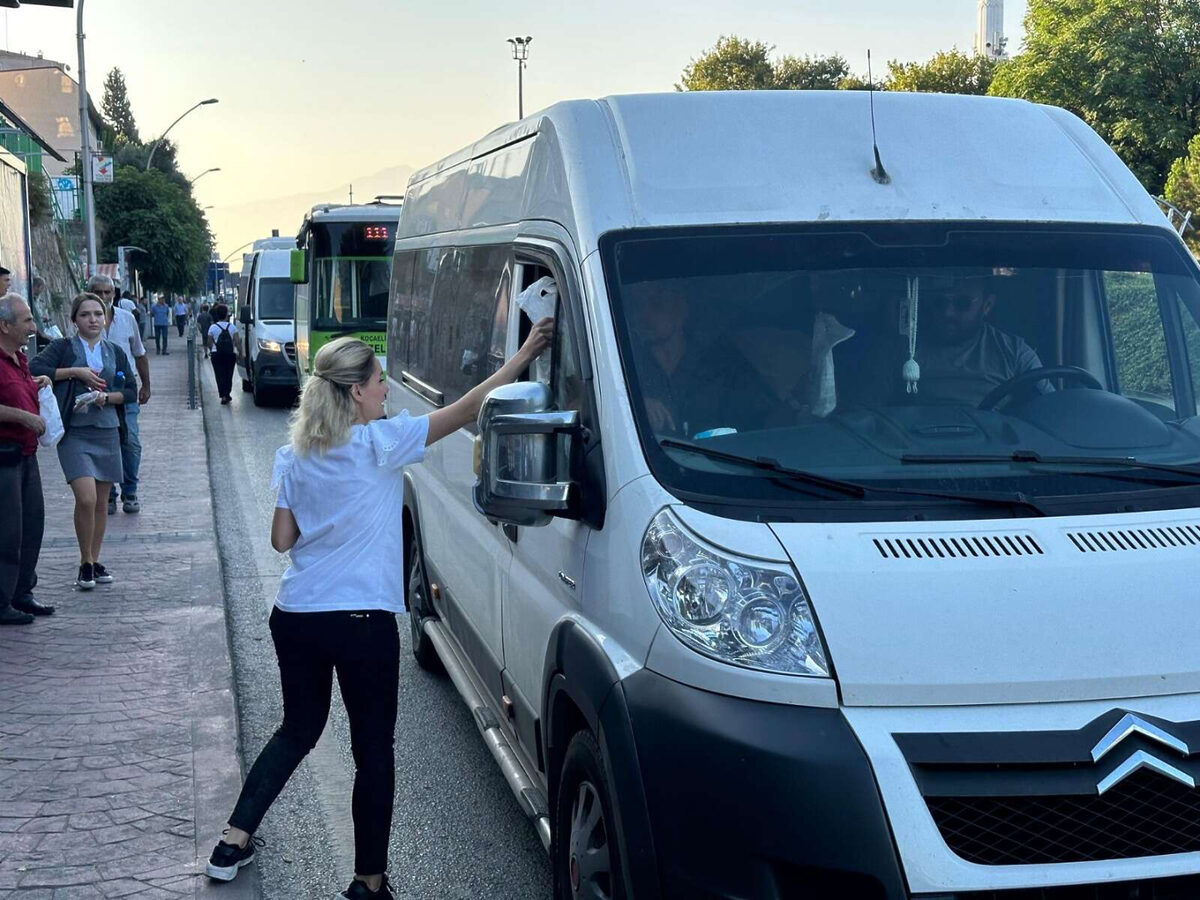 Izmit Belediyesi ikramlariyla emekcinin yuzunu guldurdu - Marmara Bölge: Balıkesir Son Dakika Haberleri ile Hava Durumu