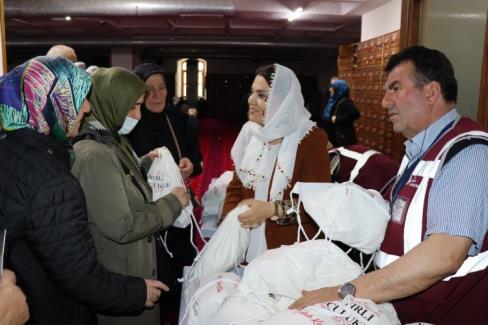 İzmit Belediyesi’nden hacı adaylarına hediyeli uğurlama