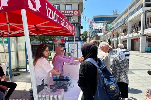 İzmit Belediyesi’nden vatandaşlara etli pilav