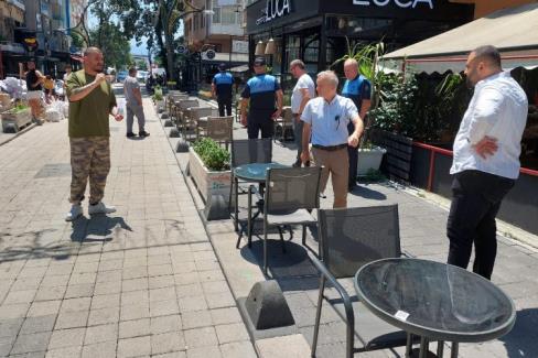 İzmit Zabıtası’ndan kaldırım işgali denetimi