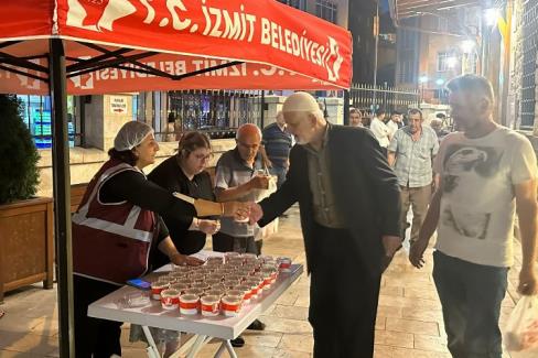 İzmit’in dört bir yanında helva dağıtıldı