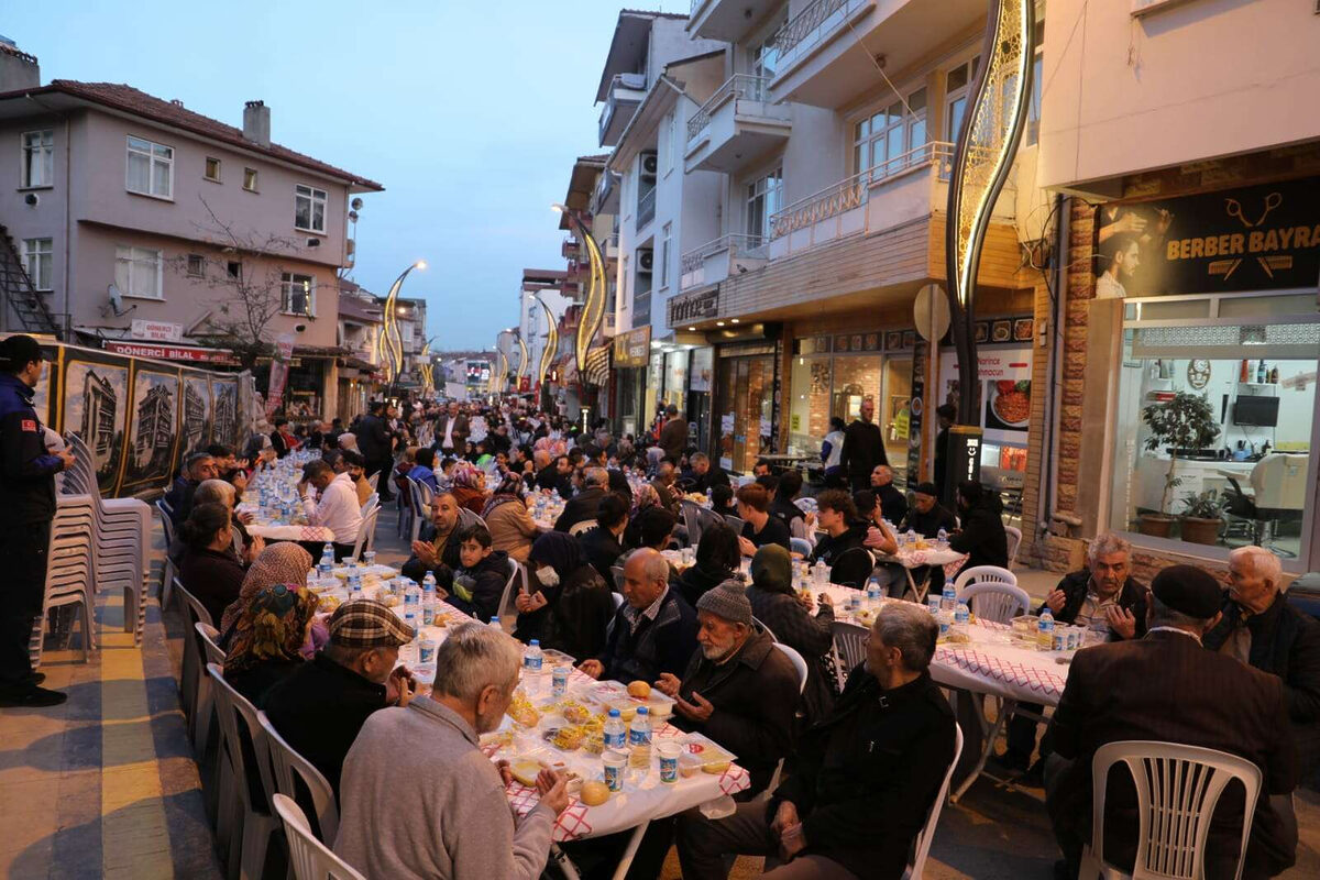 Izmitin halk iftarina Kurucesmeliler akin etti - Marmara Bölge: Balıkesir Son Dakika Haberleri ile Hava Durumu