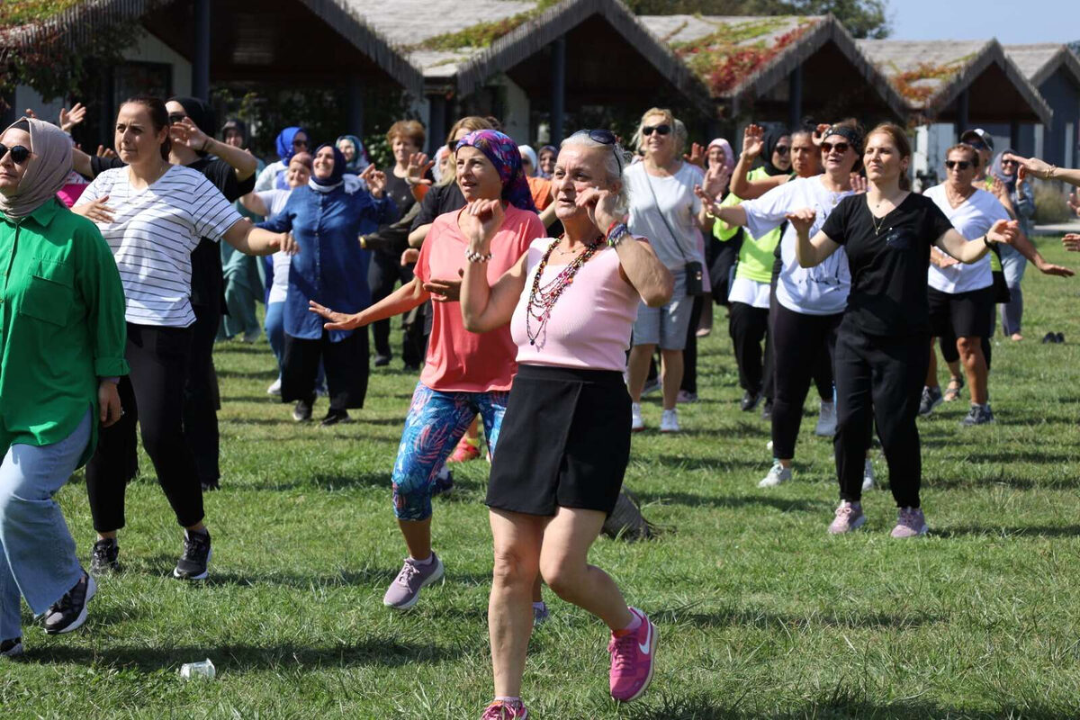 Izmitli kadinlar zumba ile eglenerek spor yapti - Marmara Bölge: Balıkesir Son Dakika Haberleri ile Hava Durumu