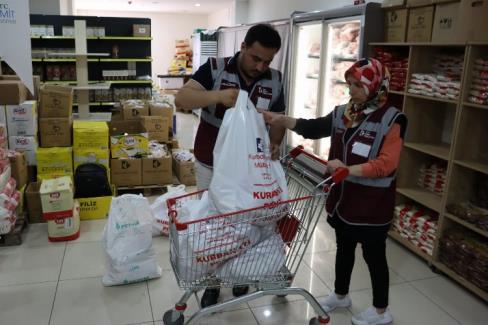 İzmit'te bayramda ihtiyaç sahiplerinin yüzü güldü