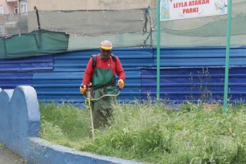 İzmit’te tırpan mesaisi sürüyor