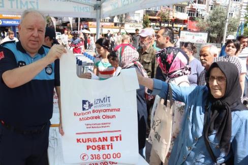 İzmit’te vatandaşlara kurban poşeti dağıtıldı