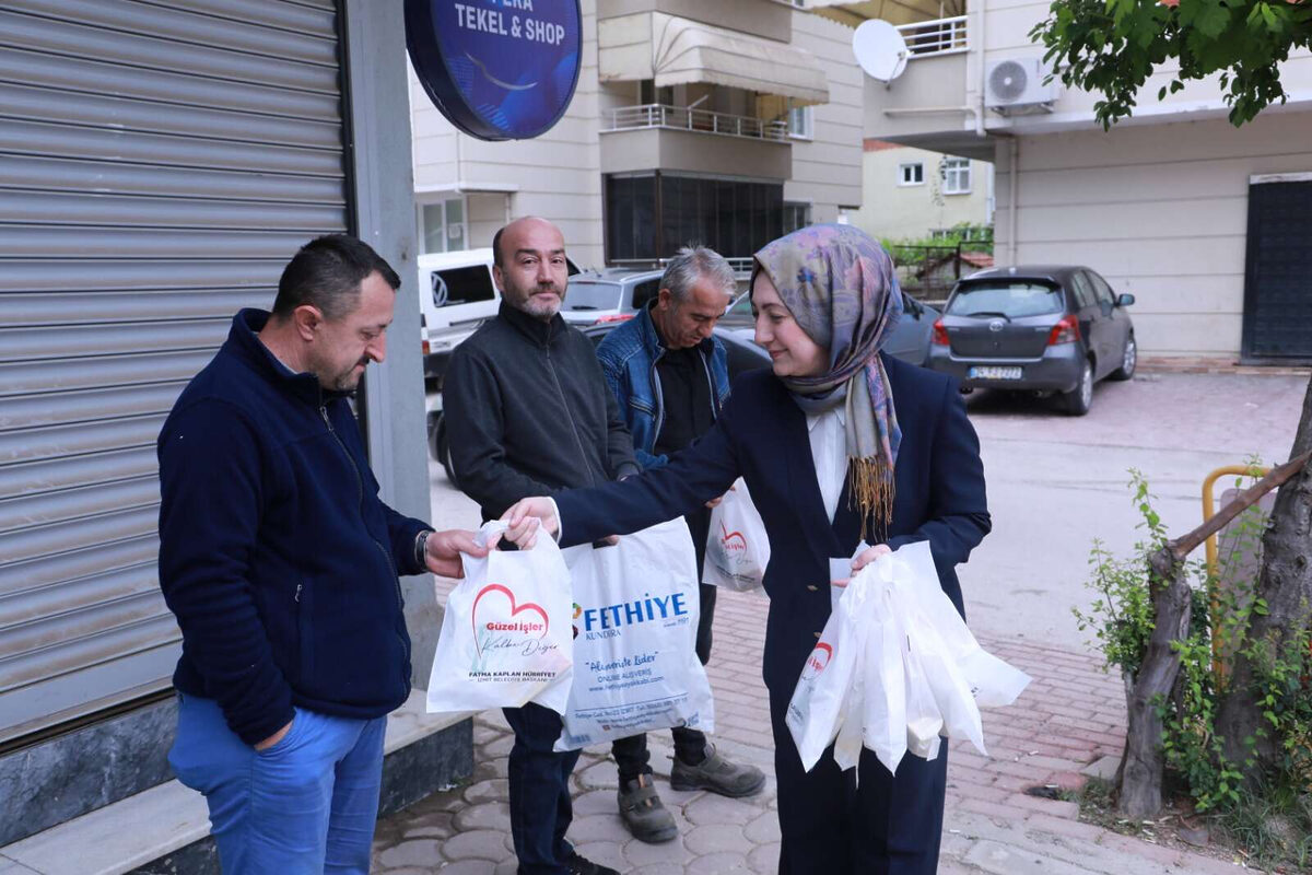 Izmitten servis bekleyen emekcilere ikram - Marmara Bölge: Balıkesir Son Dakika Haberleri ile Hava Durumu