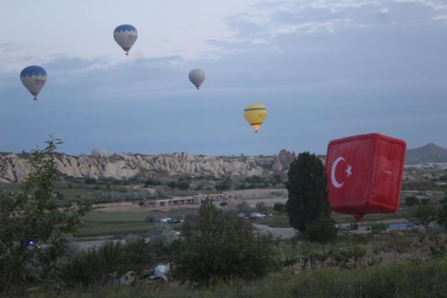 KAPADOKYA’DA BALONLAR TÜRK BAYRAKLARI İLE HAVALANDI  