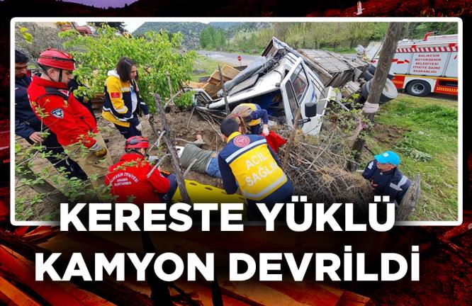 KERESTE YÜKLÜ KAMYON DEVRİLDİ: 4 YARALI