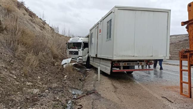 KONTEYNER YÜKLÜ TIR KAZA YAPTI